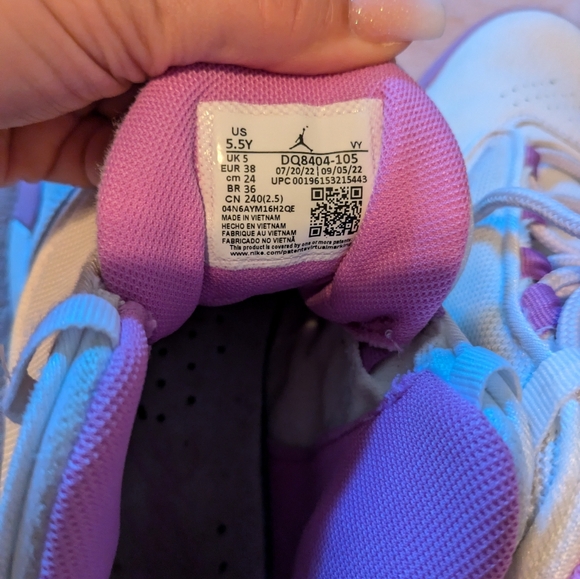 Jordan Sneakers Youth Size 5.5 Purple and White Big Kids Girls - Picture 7 of 7
